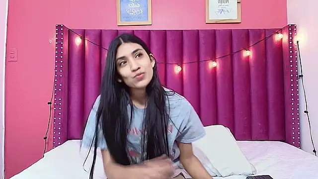 Snapshot of littlee_emilyy_ chatting on 01-22-25, 05:59 littlee emilyy  online show from 01-22-25, 05:59