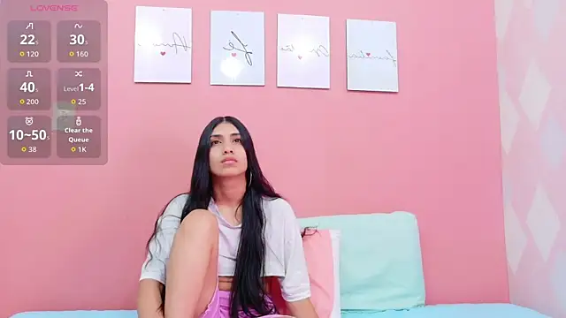 Snapshot of littlee_emilyy_ chatting on 10-04-25, 12:30 littlee emilyy  online show from 10-04-25, 12:30