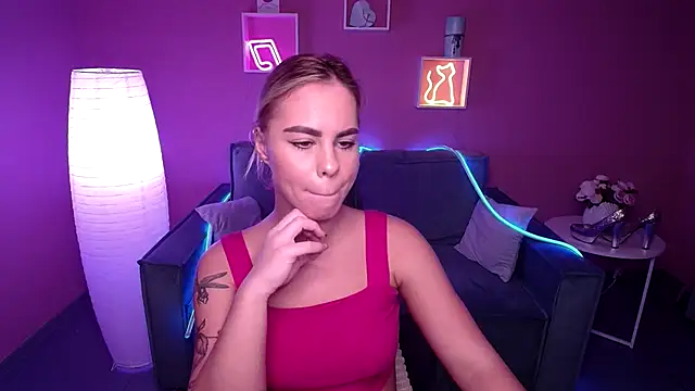 Snapshot of RikaRaily chatting on 12-03-24, 08:49 RikaRaily online show from 12-03-24, 08:49