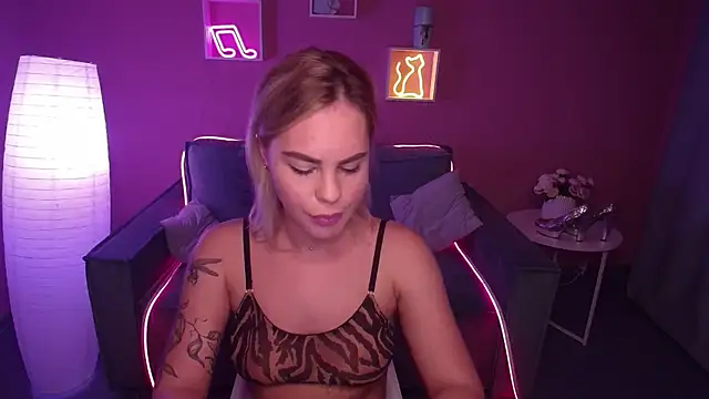 Snapshot of RikaRaily chatting on 12-11-24, 08:58 RikaRaily online show from 12-11-24, 08:58