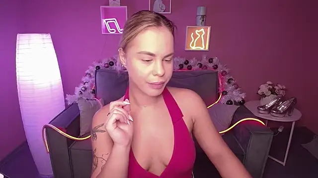 Snapshot of RikaRaily chatting on 12-20-24, 05:36 RikaRaily online show from 12-20-24, 05:36