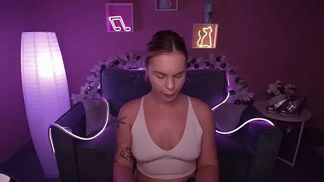 Snapshot of RikaRaily chatting on 12-20-24, 08:38 RikaRaily online show from 12-20-24, 08:38