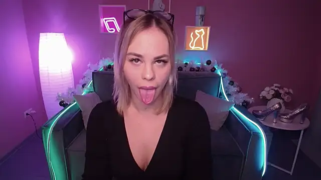 Snapshot of RikaRaily chatting on 01-11-25, 06:03 RikaRaily online show from 01-11-25, 06:03