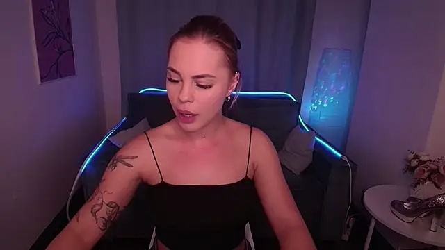 Snapshot of RikaRaily chatting on 02-25-25, 06:25 RikaRaily online show from 02-25-25, 06:25