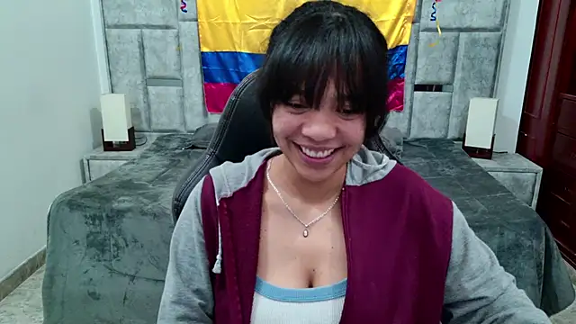 Snapshot of laureentt_ chatting on 06-13-26, 03:15 laureentt online show from 06-13-26, 03:15