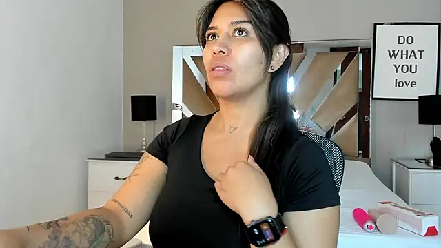 sharlott18 online show from 12-18-24, 03:22