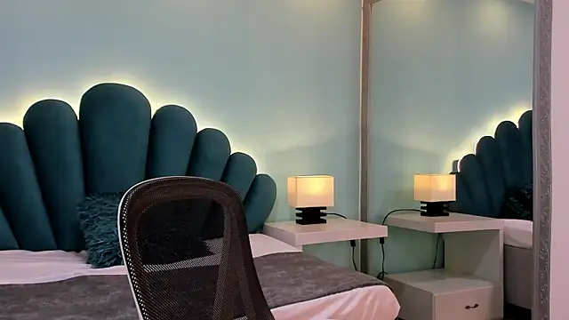 sharlott18 online show from 10-13-25, 11:43