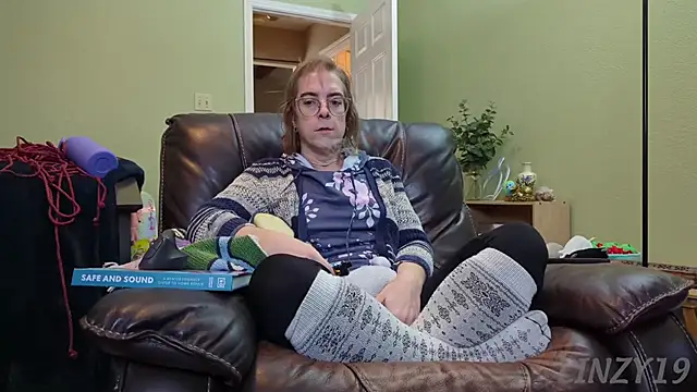 Snapshot of Linzy_19 chatting on 01-13-25, 06:16 Linzy 19 online show from 01-13-25, 06:16