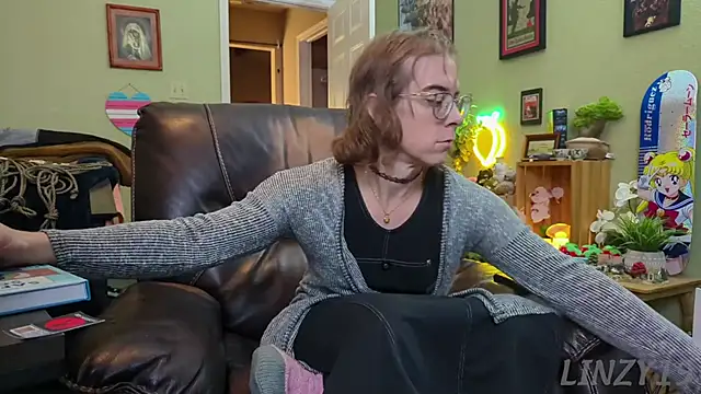 Snapshot of Linzy_19 chatting on 01-14-25, 11:37 Linzy 19 online show from 01-14-25, 11:37