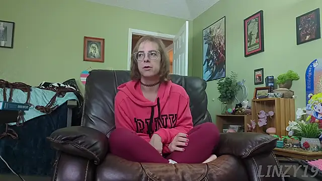 Snapshot of Linzy_19 chatting on 01-18-25, 04:31 Linzy 19 online show from 01-18-25, 04:31