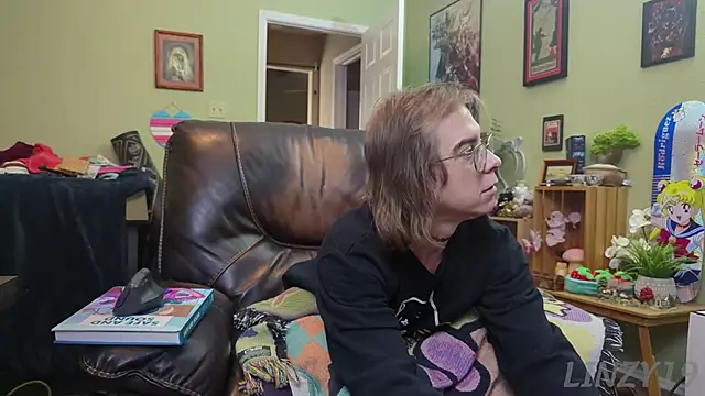 Snapshot of Linzy_19 chatting on 01-21-25, 05:41 Linzy 19 online show from 01-21-25, 05:41