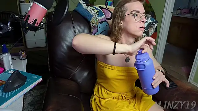 Snapshot of Linzy_19 chatting on 03-01-25, 12:39 Linzy 19 online show from 03-01-25, 12:39