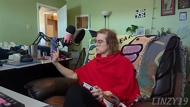 Snapshot of Linzy_19 chatting on 03-05-25, 07:38 Linzy 19 online show from 03-05-25, 07:38