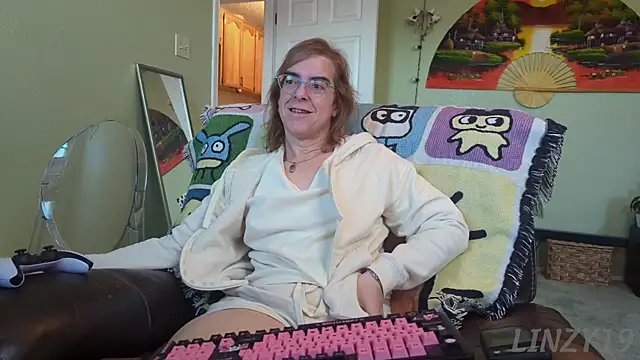 Snapshot of Linzy_19 chatting on 09-22-25, 01:35 Linzy 19 online show from 09-22-25, 01:35