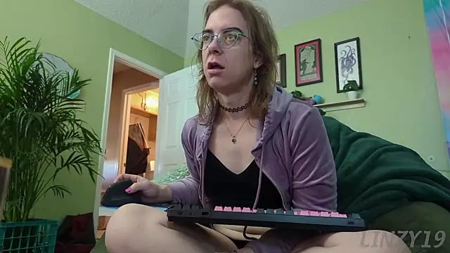 Linzy 19 online show from 01-14-26, 02:33