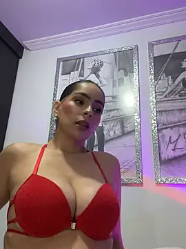 Snapshot of Mau_White chatting on 06-02-26, 12:01 Mau White online show from 06-02-26, 12:01
