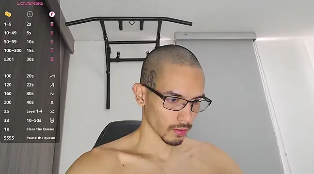 Snapshot of russthiago chatting on 02-10-25, 01:11 russthiago online show from 02-10-25, 01:11