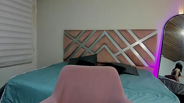 Snapshot of pamela_anderson_ chatting on 01-22-25, 07:03 pamela anderson online show from 01-22-25, 07:03