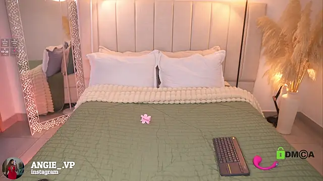 nicoletth18 online show from 04-10-26, 11:37