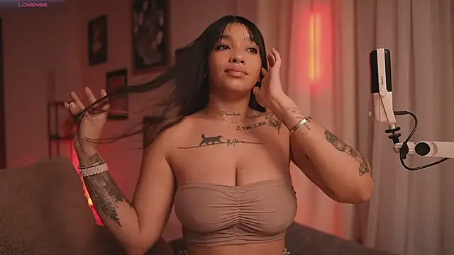 HannahW  online show from 02-08-26, 03:26