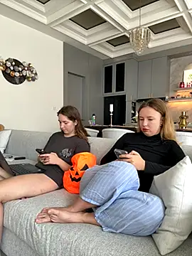 Snapshot of Nura_n_Sarah chatting on 10-30-25, 02:35 Nura n Sarah online show from 10-30-25, 02:35