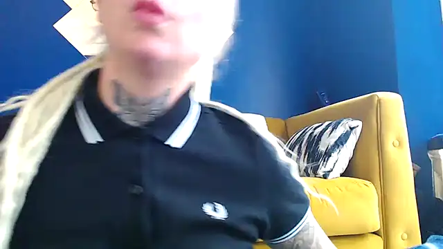 pixiedreadx online show from 10-23-25, 11:42