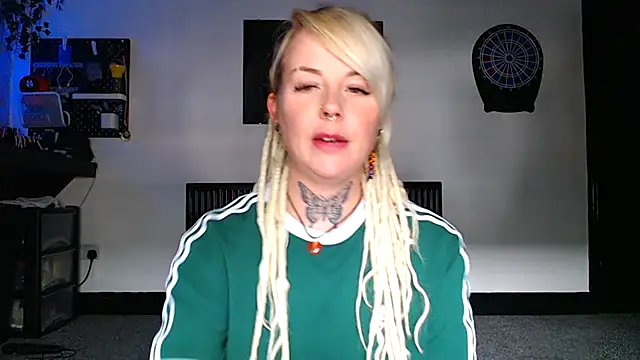 pixiedreadx online show from 10-24-25, 02:02