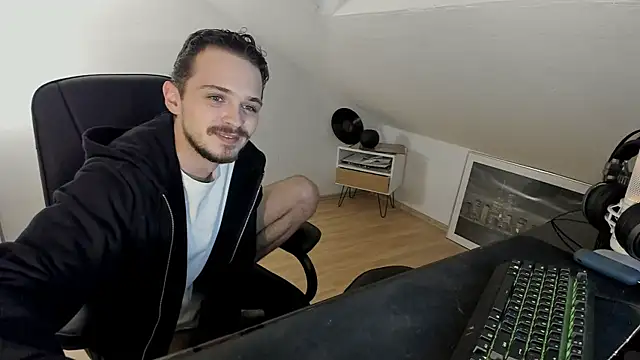 Snapshot of naked_psy chatting on 10-22-25, 11:15 naked psy online show from 10-22-25, 11:15