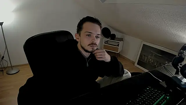 Snapshot of naked_psy chatting on 10-24-25, 12:52 naked psy online show from 10-24-25, 12:52