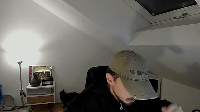 Snapshot of naked_psy chatting on 10-28-25, 01:09 naked psy online show from 10-28-25, 01:09