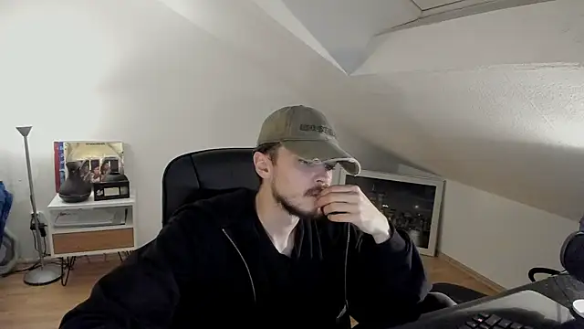 Snapshot of naked_psy chatting on 10-29-25, 02:03 naked psy online show from 10-29-25, 02:03