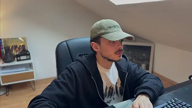 Snapshot of naked_psy chatting on 11-04-25, 01:21 naked psy online show from 11-04-25, 01:21