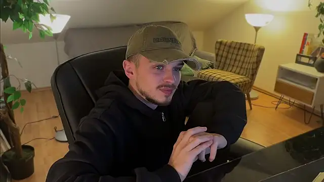 Snapshot of naked_psy chatting on 11-22-25, 12:31 naked psy online show from 11-22-25, 12:31