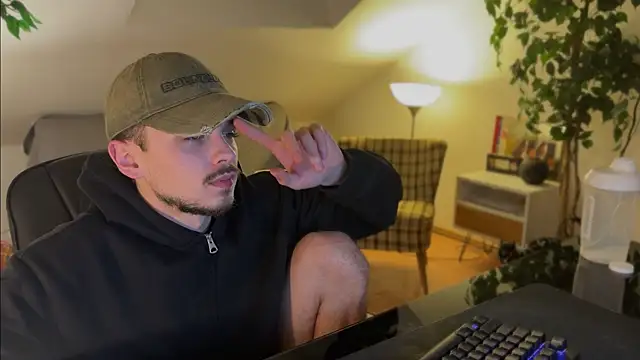 Snapshot of naked_psy chatting on 12-14-25, 01:11 naked psy online show from 12-14-25, 01:11