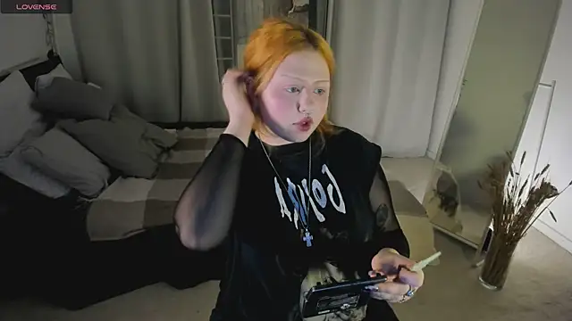 Snapshot of bitchofsun_ chatting on 10-16-25, 04:52 bitchofsun online show from 10-16-25, 04:52