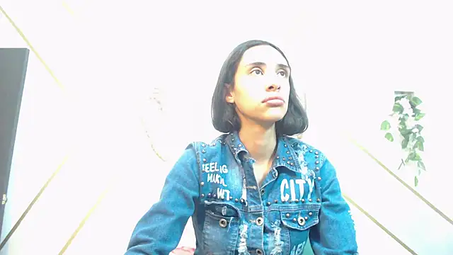 RoxanaCyrano  online show from 12-17-25, 08:04