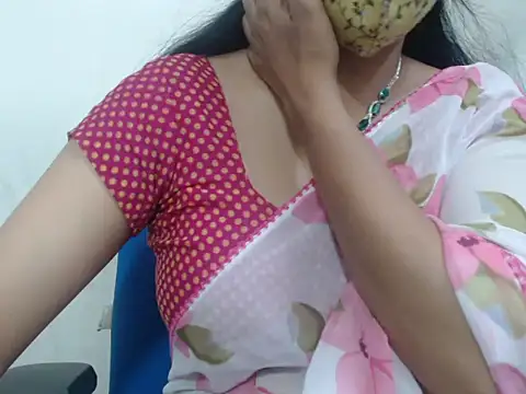 Snapshot of Lovely_Siri_23 chatting on 10-28-25, 05:00 Lovely Siri 23 online show from 10-28-25, 05:00