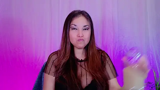 DivineLynn online show from 12-30-24, 04:51