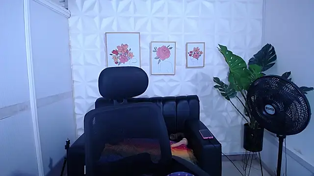 Snapshot of Valentinaa_mature chatting on 10-27-25, 10:25 Valentinaa mature online show from 10-27-25, 10:25