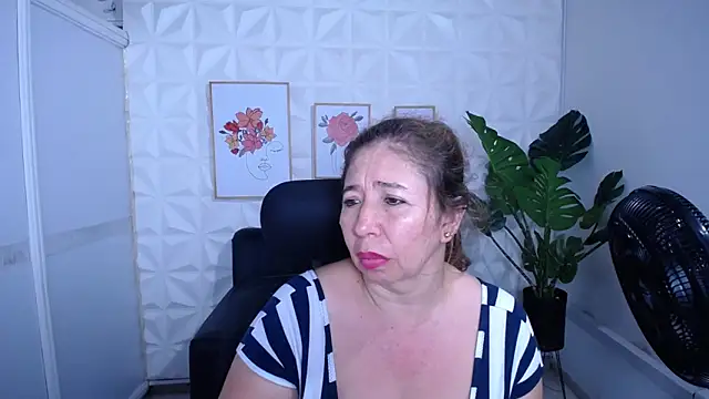 Snapshot of Valentinaa_mature chatting on 10-29-25, 10:00 Valentinaa mature online show from 10-29-25, 10:00