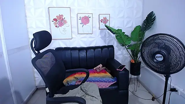 Snapshot of Valentinaa_mature chatting on 11-06-25, 11:26 Valentinaa mature online show from 11-06-25, 11:26