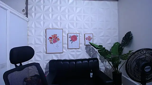 Snapshot of Valentinaa_mature chatting on 11-14-25, 11:13 Valentinaa mature online show from 11-14-25, 11:13