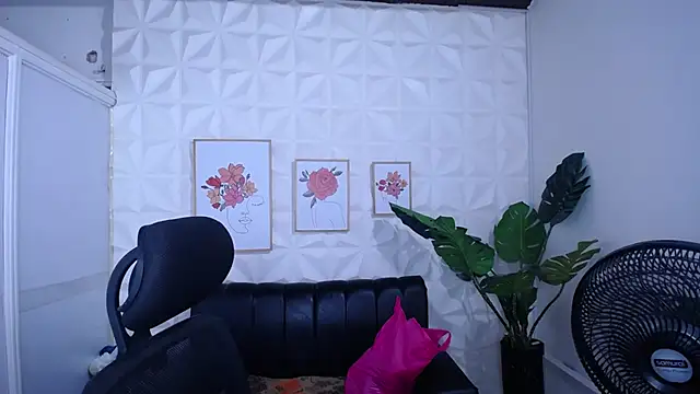 Snapshot of Valentinaa_mature chatting on 11-29-25, 02:03 Valentinaa mature online show from 11-29-25, 02:03