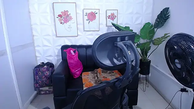 Snapshot of Valentinaa_mature chatting on 11-30-25, 04:49 Valentinaa mature online show from 11-30-25, 04:49