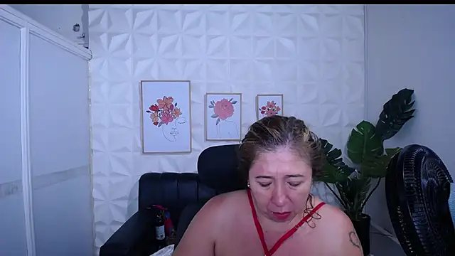 Snapshot of Valentinaa_mature chatting on 01-10-26, 01:07 Valentinaa mature online show from 01-10-26, 01:07