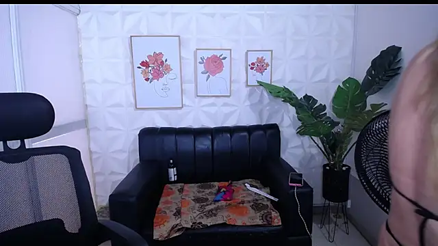 Snapshot of Valentinaa_mature chatting on 01-16-26, 07:18 Valentinaa mature online show from 01-16-26, 07:18