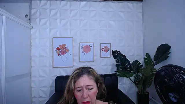 Snapshot of Valentinaa_mature chatting on 02-23-26, 08:39 Valentinaa mature online show from 02-23-26, 08:39