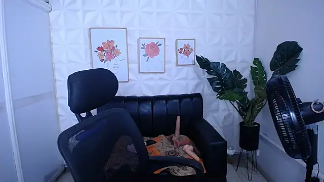 Snapshot of Valentinaa_mature chatting on 02-26-26, 09:30 Valentinaa mature online show from 02-26-26, 09:30