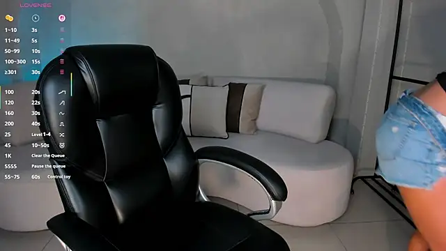 LizzHamilton   online show from 11-04-25, 09:03