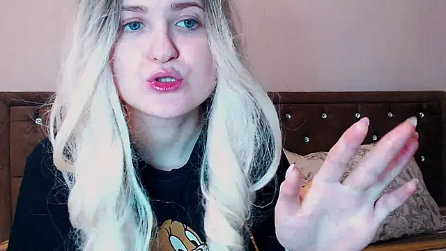 Snapshot of Sara4uu chatting on 02-08-25, 11:55 Sara4uu online show from 02-08-25, 11:55